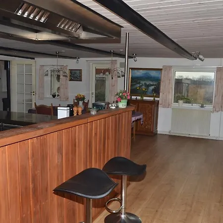 Four-bedroom Holiday In 里伯